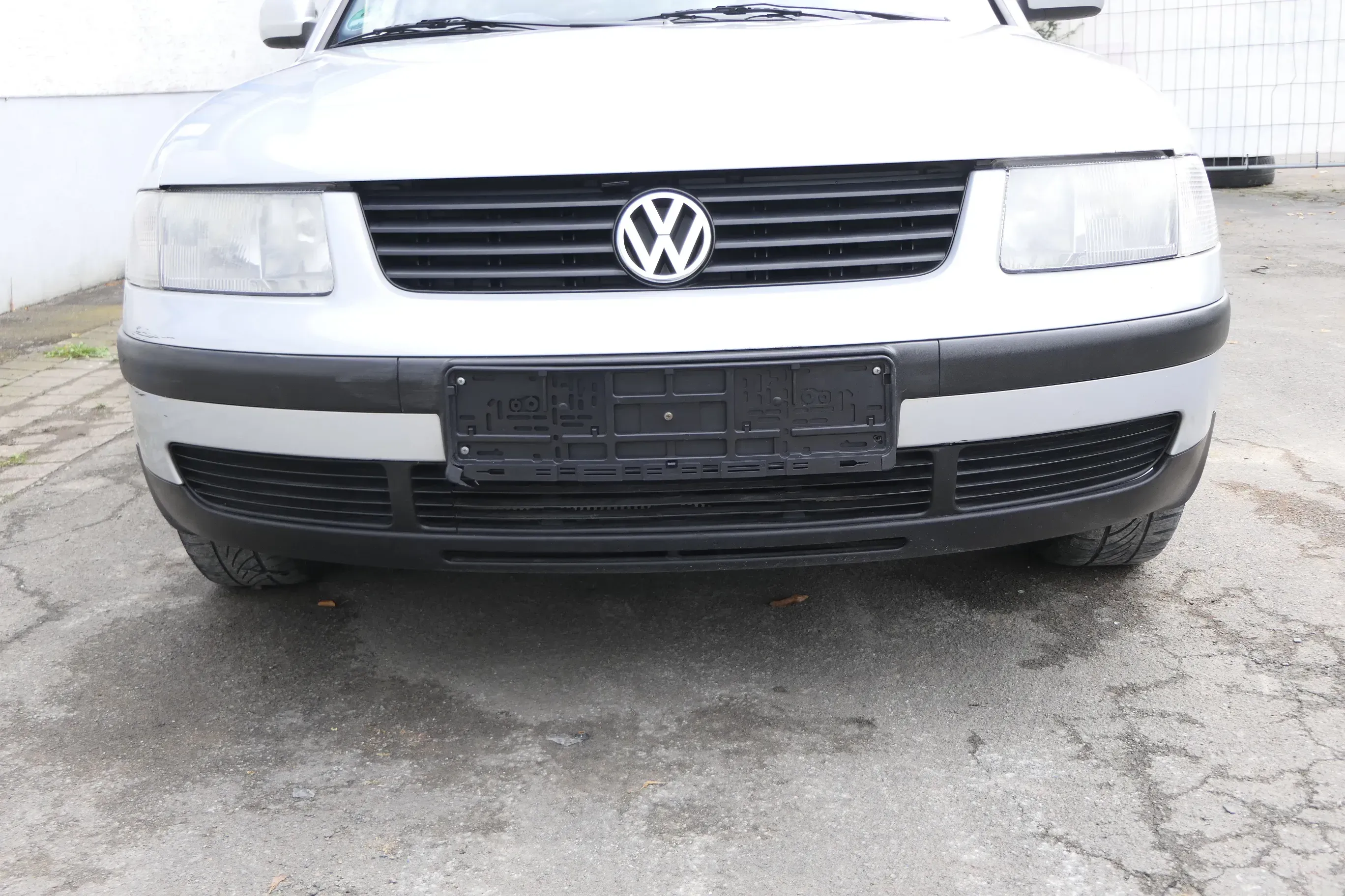 VW Passat 3B Stoßstange vorne Frontstoßstange Stoßfänger silber LB7Z grau Grill - Bild 1