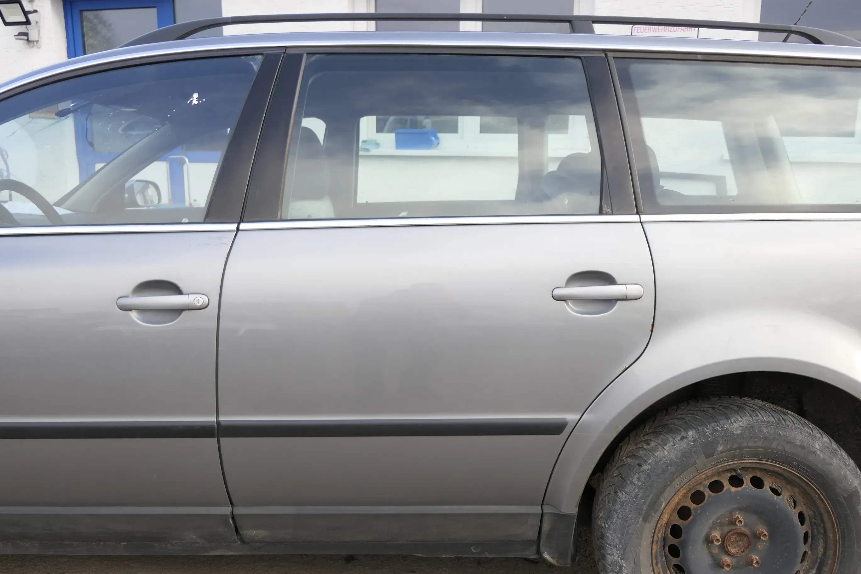 VW Passat 3B 3BG Kombi Avant Variant Tür hinten links mit Scheibe grau LD7W urba - Bild 1