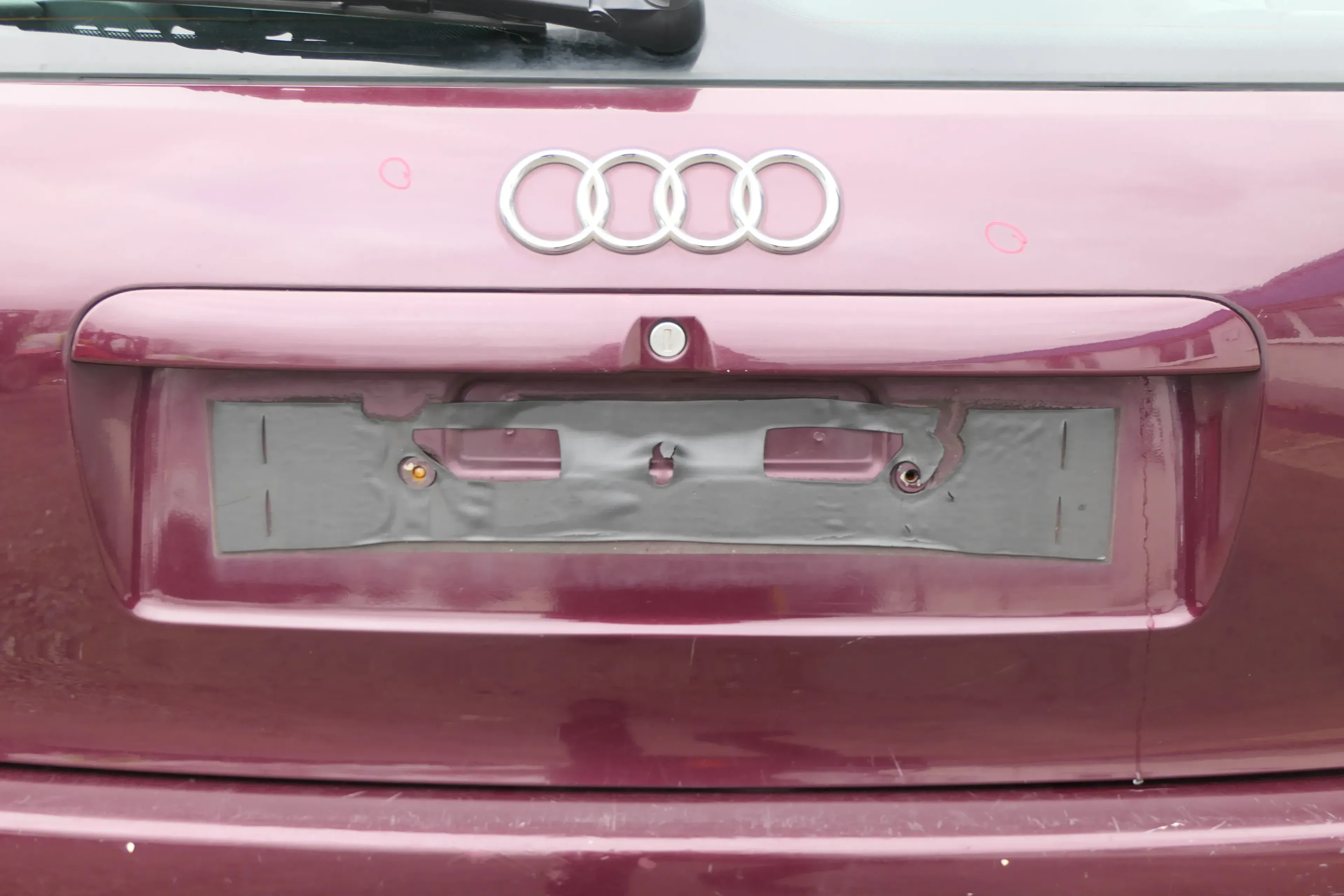 A3 8L A4 Avant Griff Heckklappe Heckklappengriff bis caBj1999 rot braun LZ3N - Bild 1