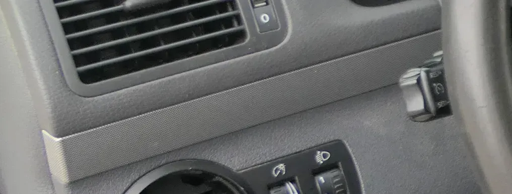 VW Touran Armaturenbrett Verkleidung Klappe Abdeckung Dekor silber netzoptik - Bild 1