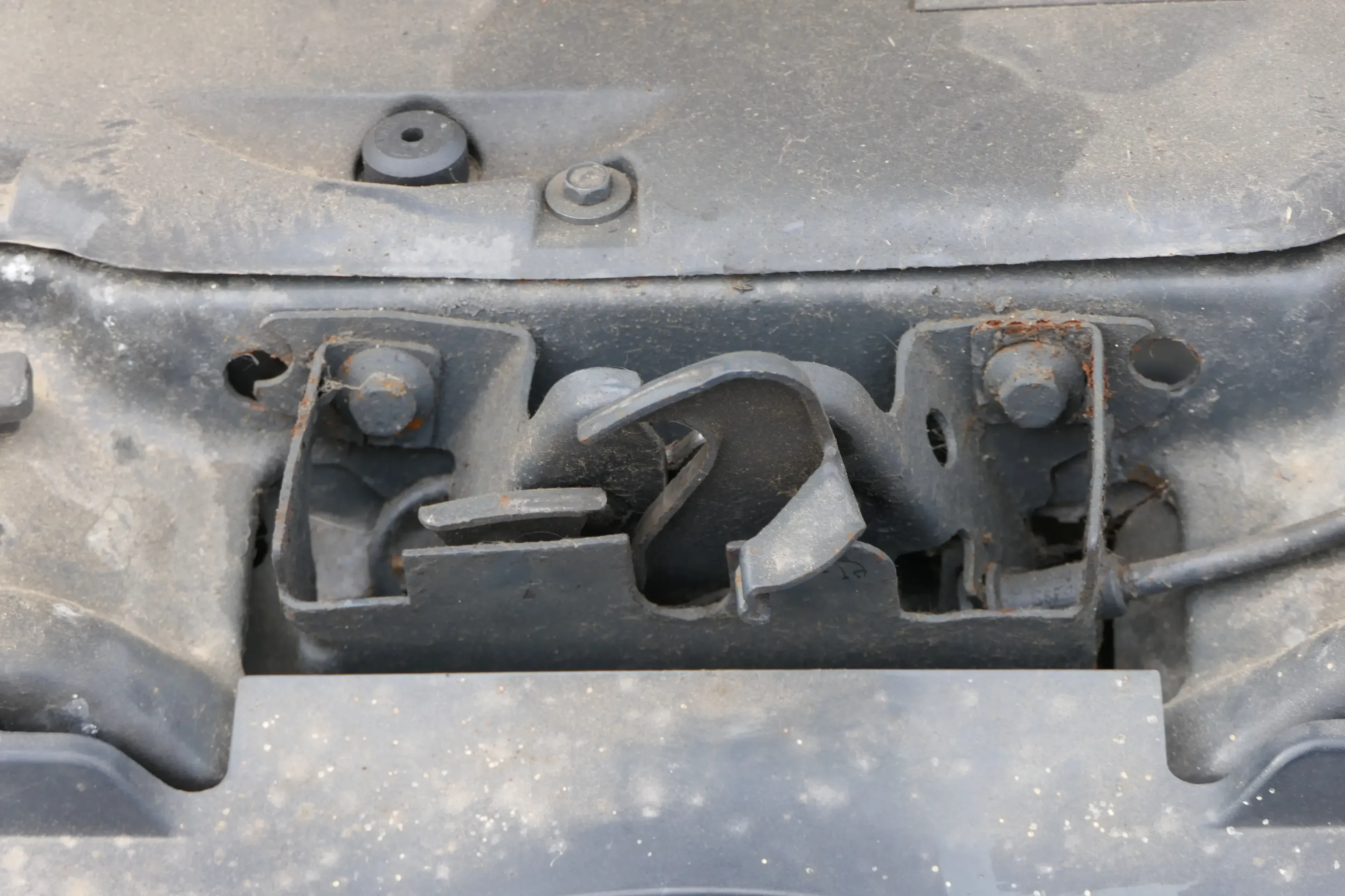 VW Golf 3 Cabrio 1E 4 Motorhaube Motorhaubenschloß Schloß Klappenschloß vorn - Bild 1