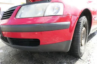 VW Passat 3B Stoßstange vorne Frontstoßstange Stoßfänger rot LY3D + Grill - Bild 4