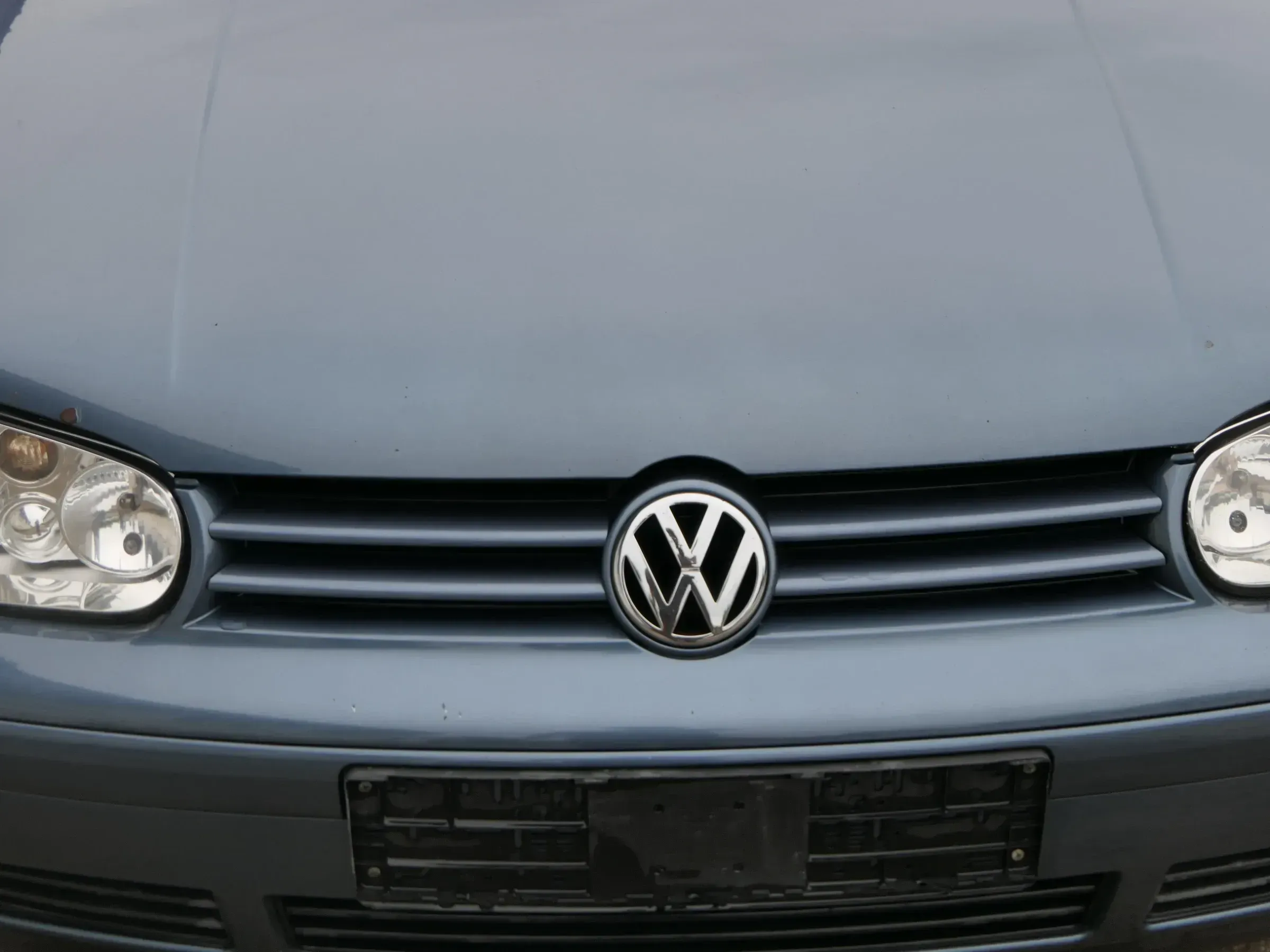 VW Golf 4 Grill Kühlergrill VW Zeichen Logo blau LD5X - Bild 1