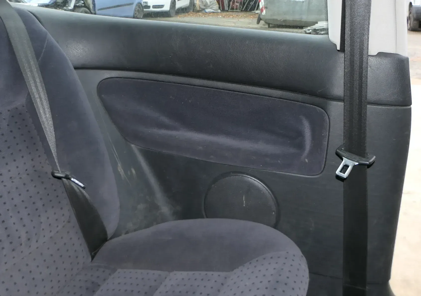 VW Golf 4 1J 2/3-Türer Verkleidung Seite hinten links schwarz Abdeckung Velour - Bild 1