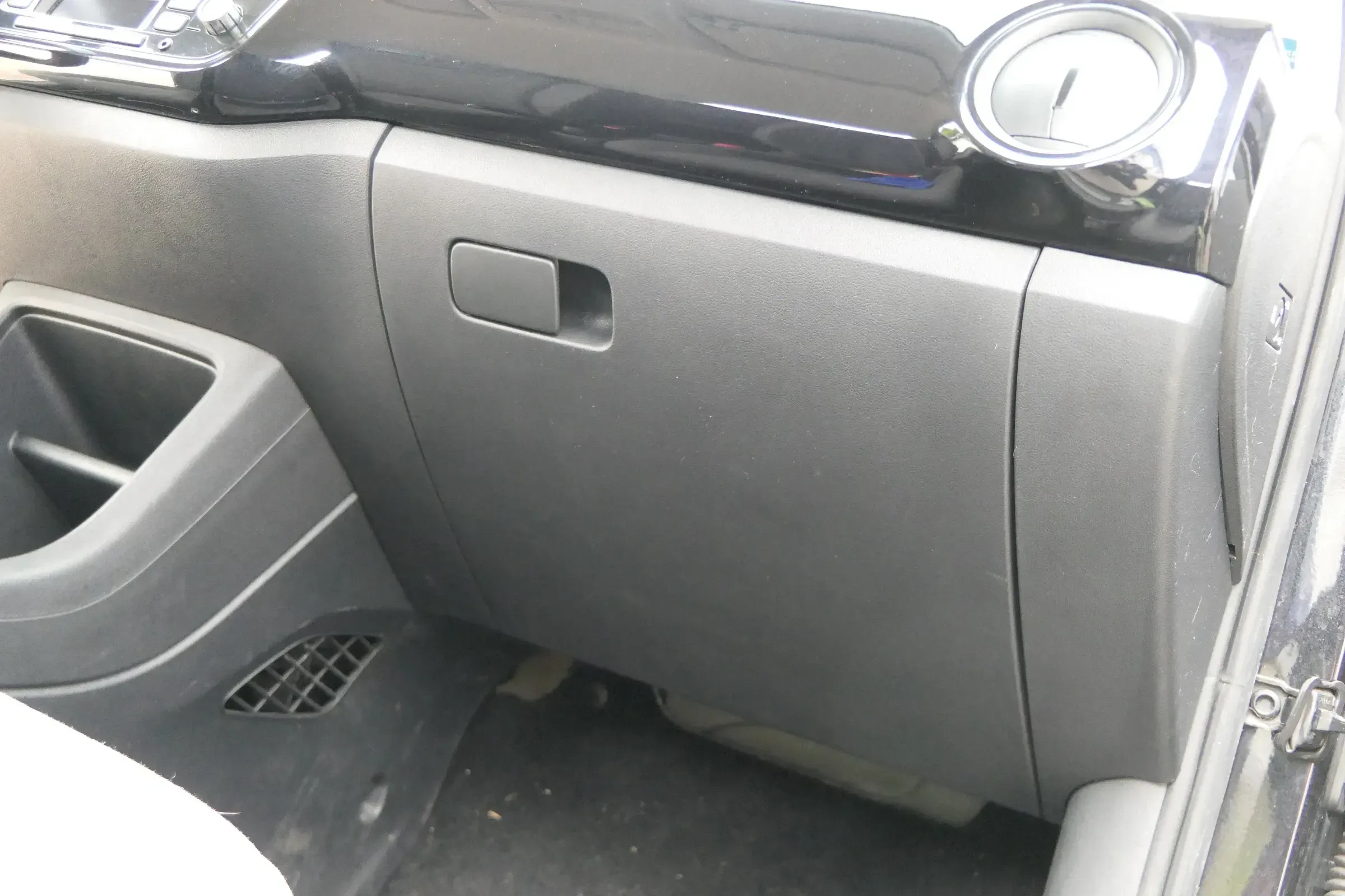 Citigo Seat Mii Handschuhfach Fach Griff Klappe schwarz 1S1857101 titanschwarz - Bild 1
