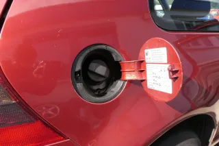 VW Golf 4 Limousine Tankdeckel Deckel Tank Tankverschluß rot braun LC3K - Bild 3