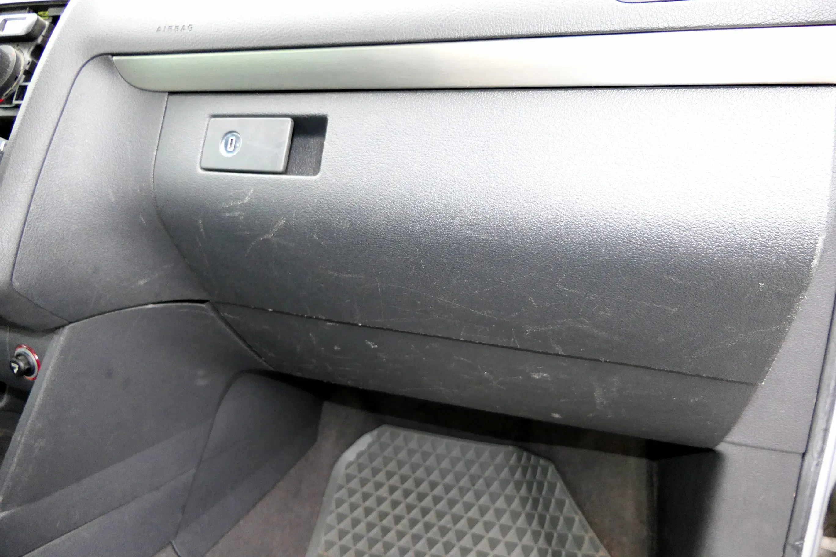VW Touran Deckel Klappe für Handschuhfach anthrazit Handschuhfachdeckel - Bild 1