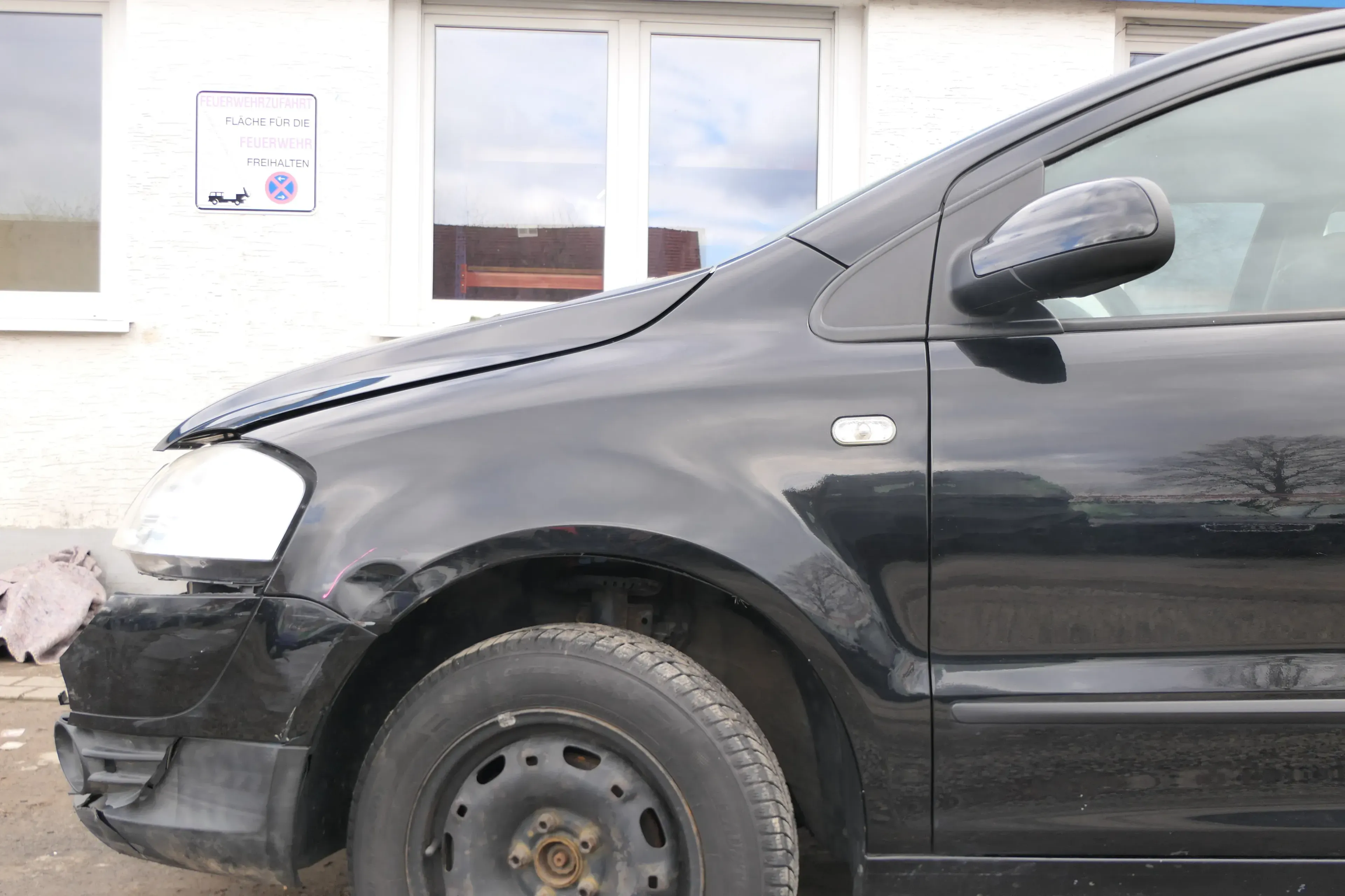 VW Fox Kotflügel vorne links schwarz L041 - DELLE - Bild 1