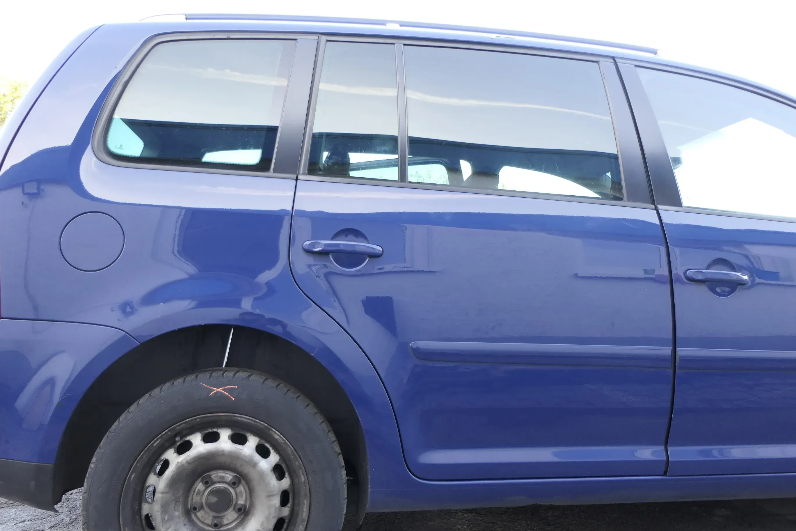 VW Touran 1T 1T3 Tür hinten rechts blau LL5M mit Scheibe - ohne Anbauteile - Bild 1