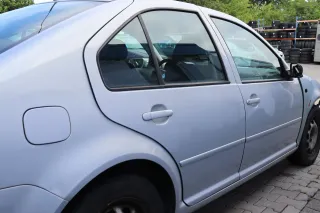 VW Bora Tür hinten rechts nur Limousine silber grau LB7Z - Bild 1