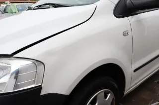 VW Fox Kotflügel vorne links weiß LB9A - Delle - Bild 3