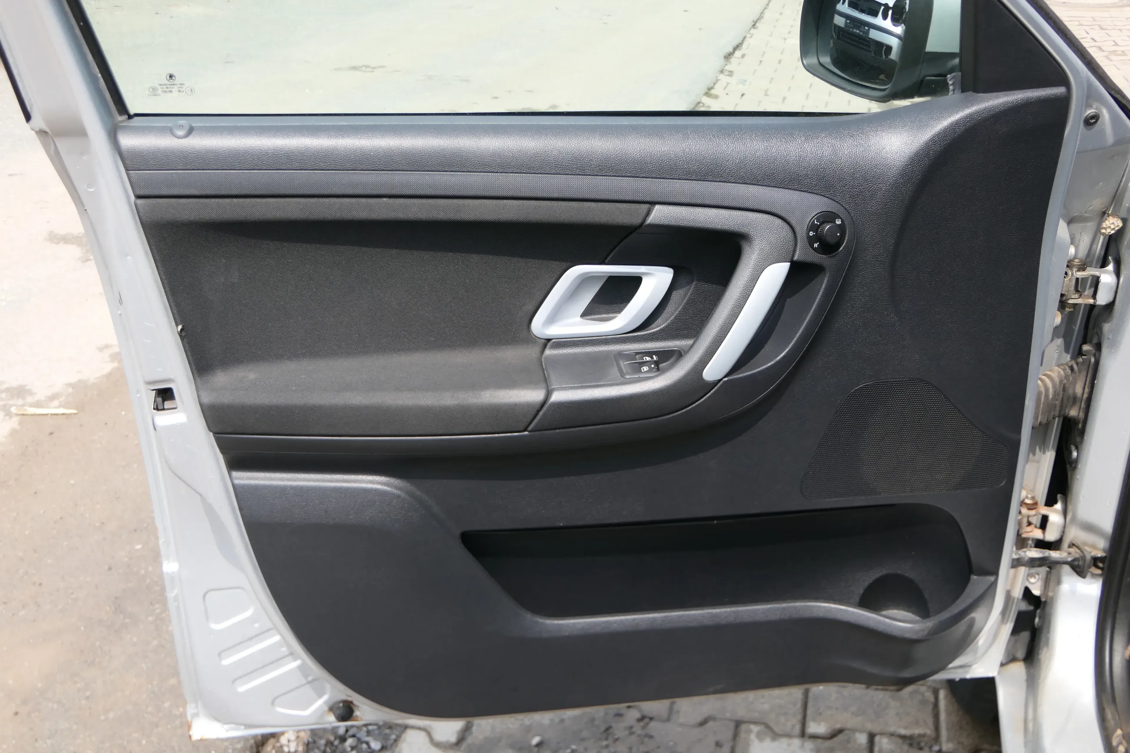 1x Skoda Fabia 5J Stufenheck Türverkleidung Verkleidung Tür vorne links Griff - Bild 1