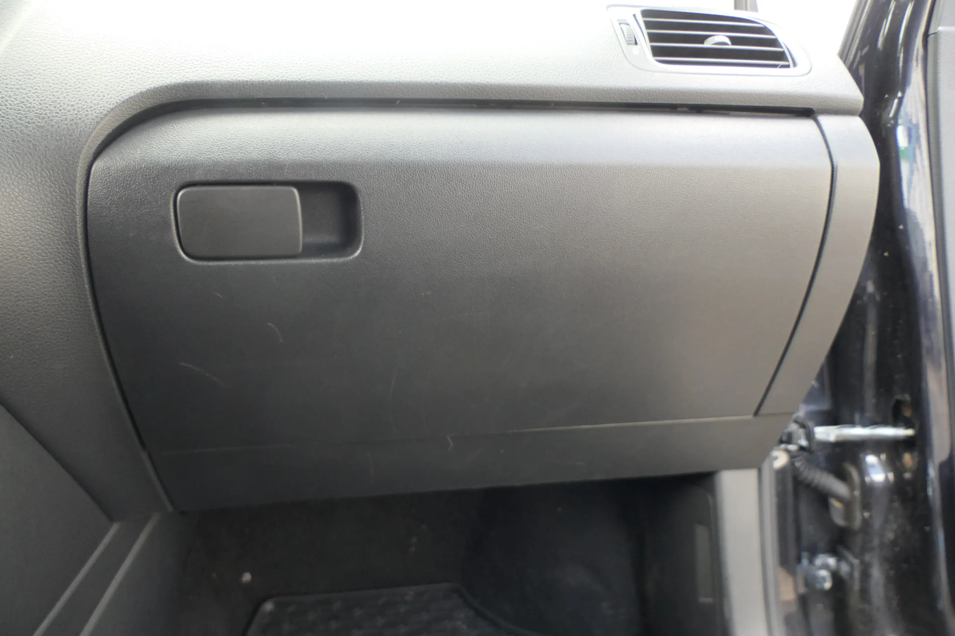 VW Polo 6R Handschuhfach schwarz Handschuhfachdeckel Deckel Klappe schwarz - Bild 1