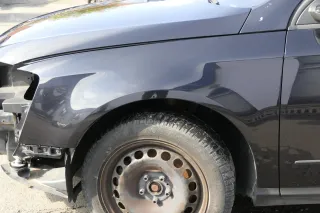 VW Passat 3C Kotflügel vorne links schwarz L041 3C0821021 - Delle - Bild 1