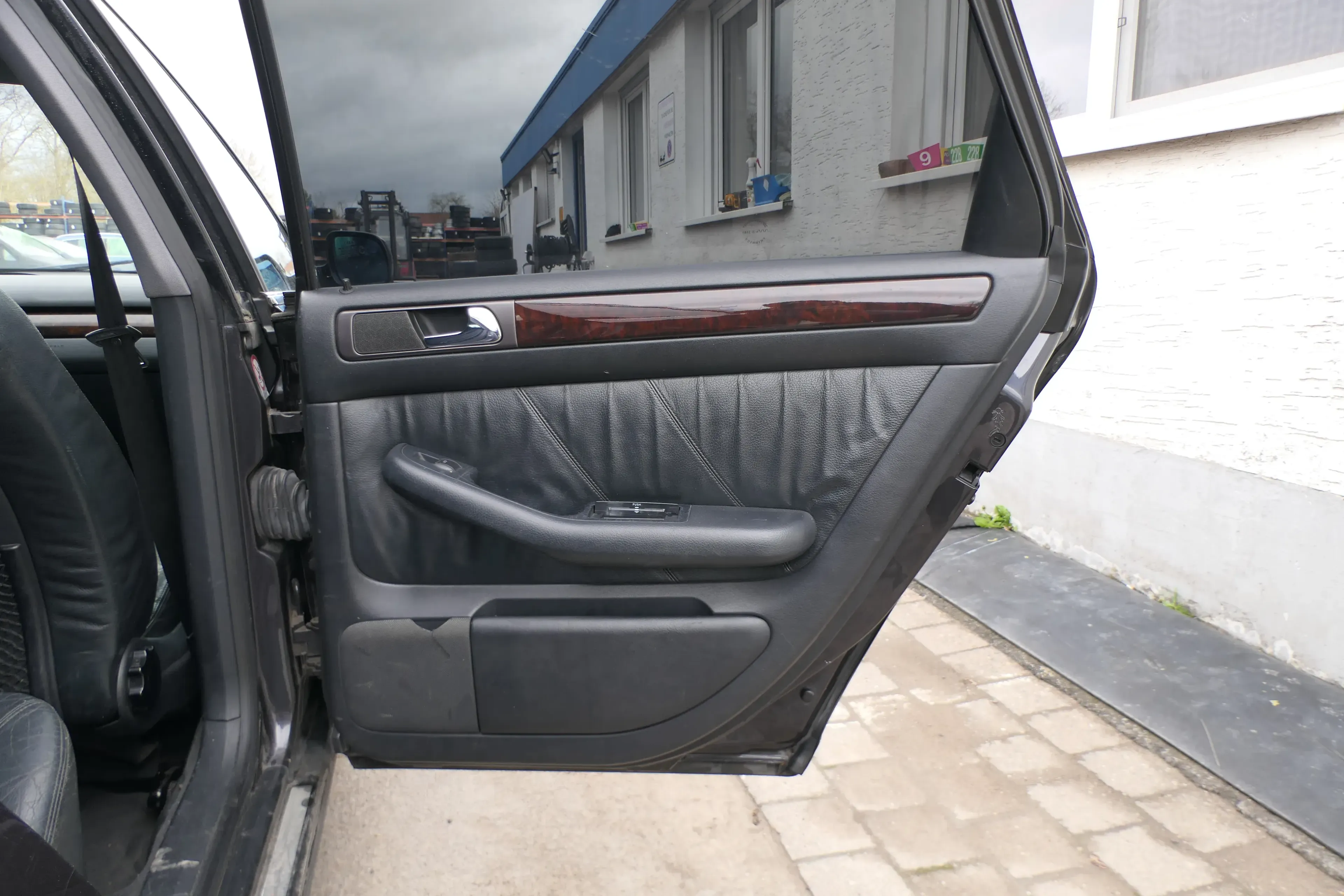 1x Audi A6 4B Türverkleidung Verkleidung Tür hinten rechts Leder onyx - Bild 1