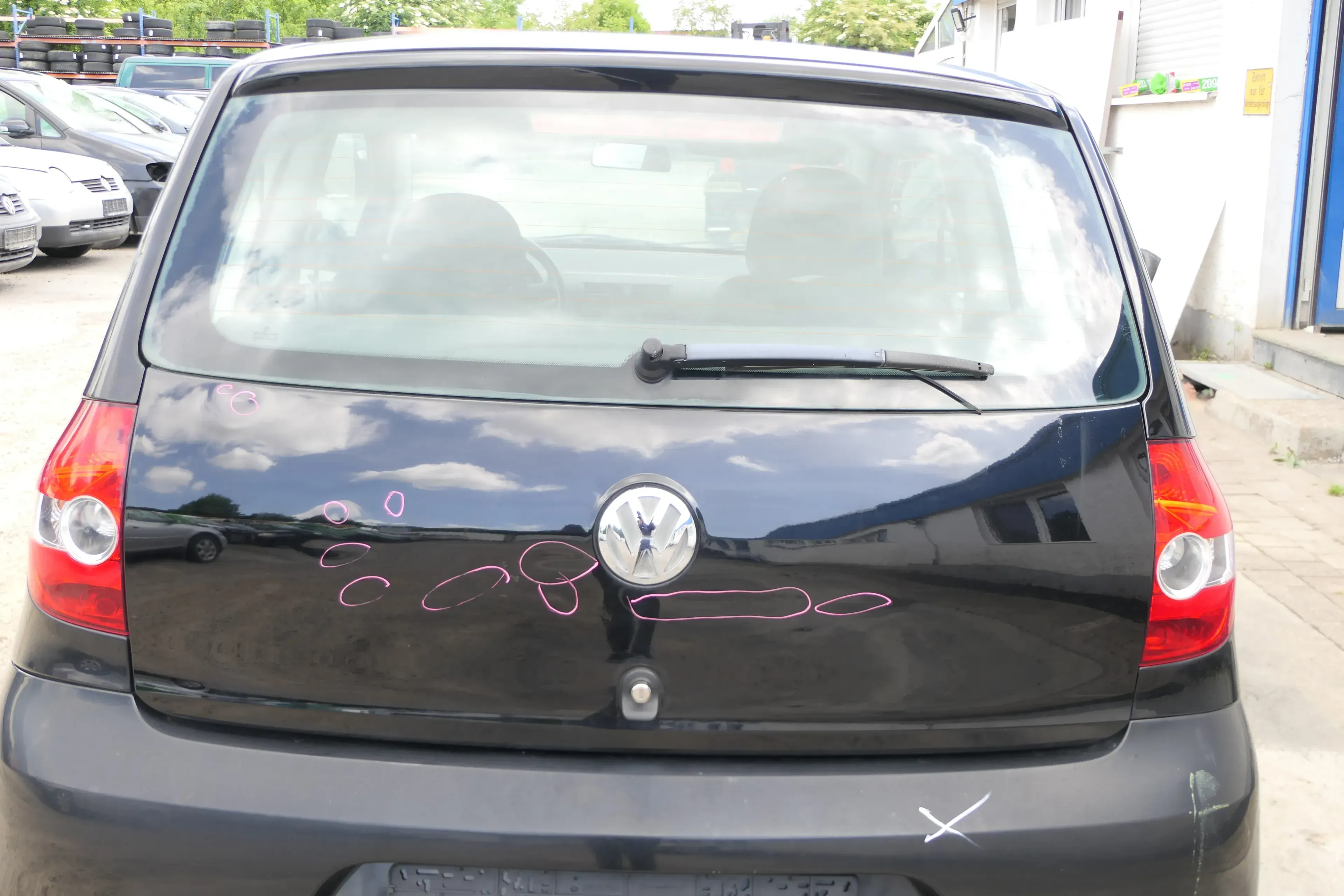 VW Fox 5Z Heckklappe Kofferraumklappe Klappe hinten + Scheibe schwarz L041 DELLE - Bild 1