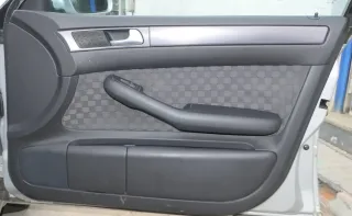 1x A6 4B Türverkleidung Verkleidung Tür vorne rechts schwarz soul Griff Abdeckun - Bild 2