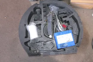 Audi A3 8P Bordwerkzeug Pannenset Wagenheber Abschleppöse für KeinNotrad - Bild 1