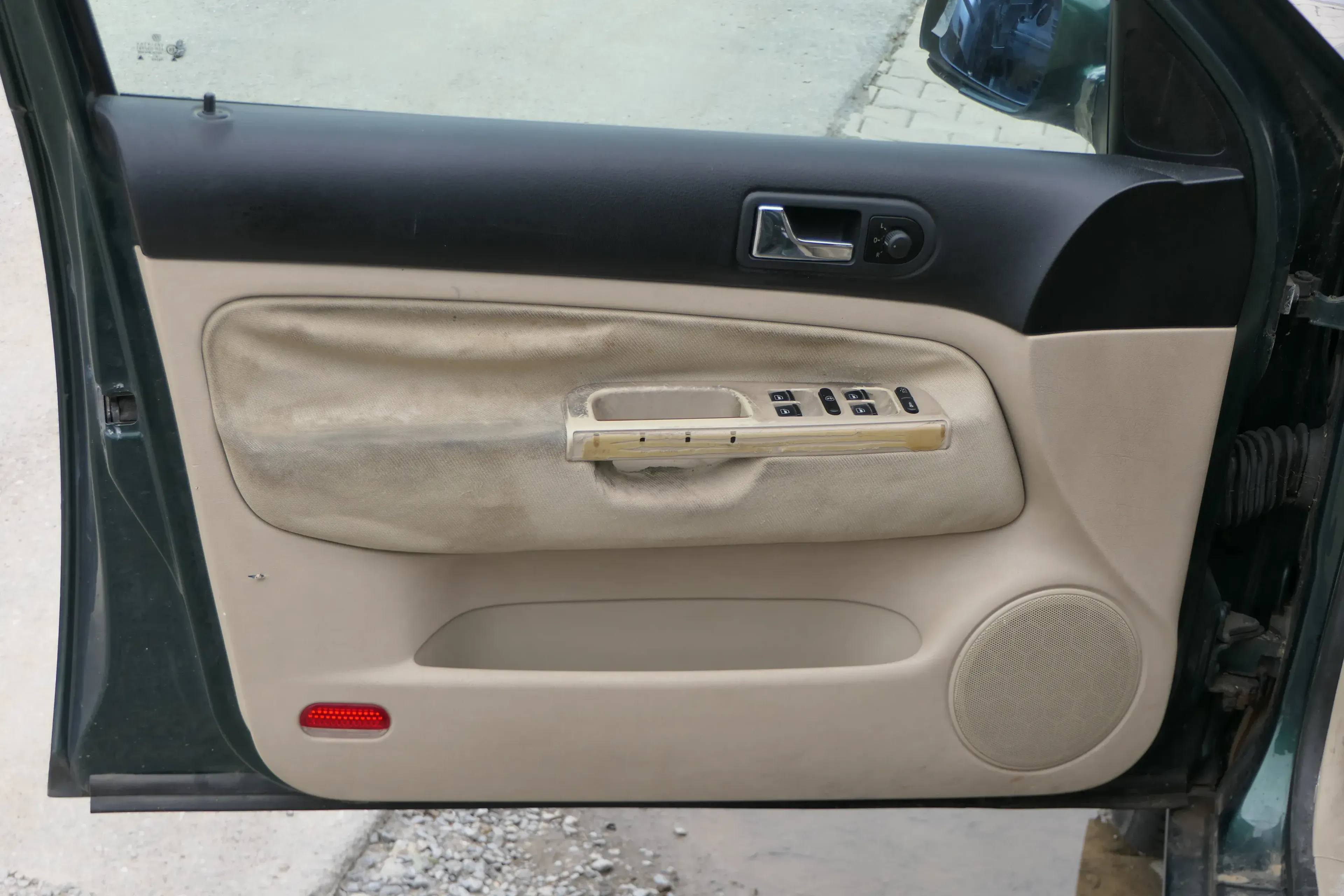 1x Golf 4 Bora Türverkleidung Verkleidung Tür vorne links 4/5-Türer hellbeige - Bild 1
