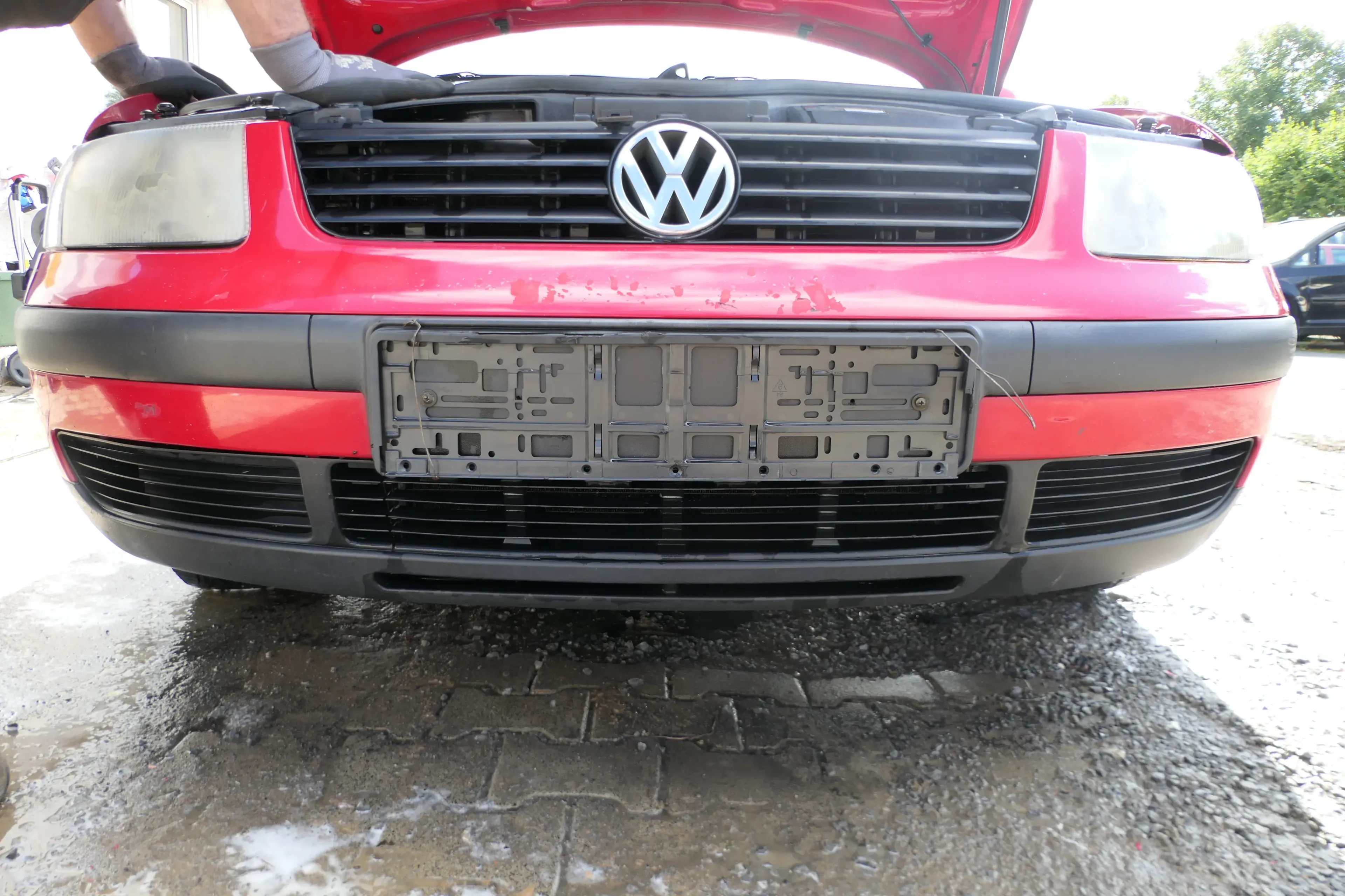 VW Passat 3B Stoßstange vorne Frontstoßstange Stoßfänger rot LY3D + Grill - Bild 1