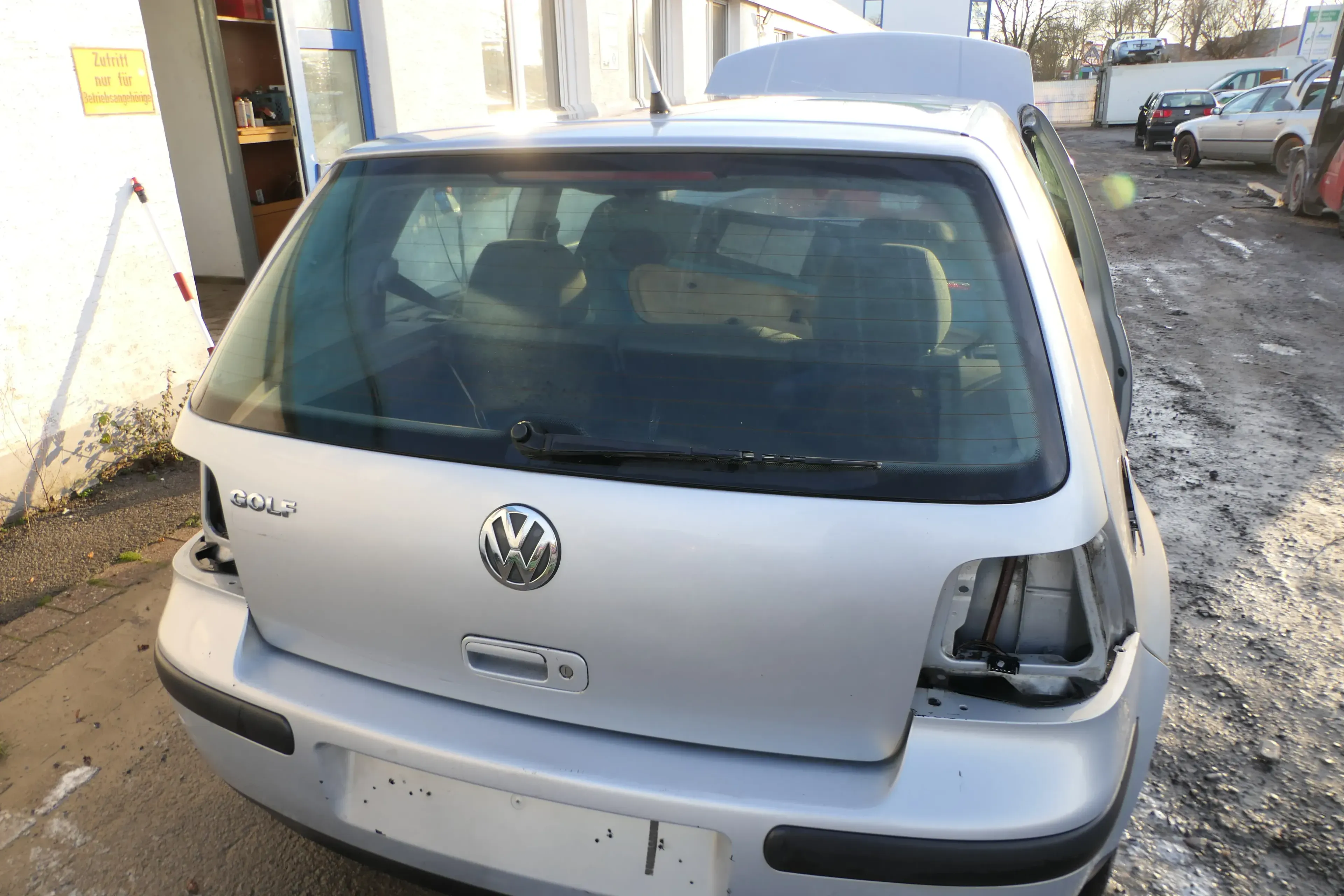 VW Golf 4 Limousine Heckklappe Kofferraumklappe Klappe hinten silber LB7Z ohnAnb - Bild 1