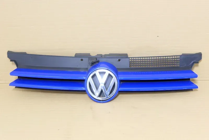 VW Golf 4 Grill Kühlergrill VW Zeichen Logo blau LW5Z - Mängel - Bild 1