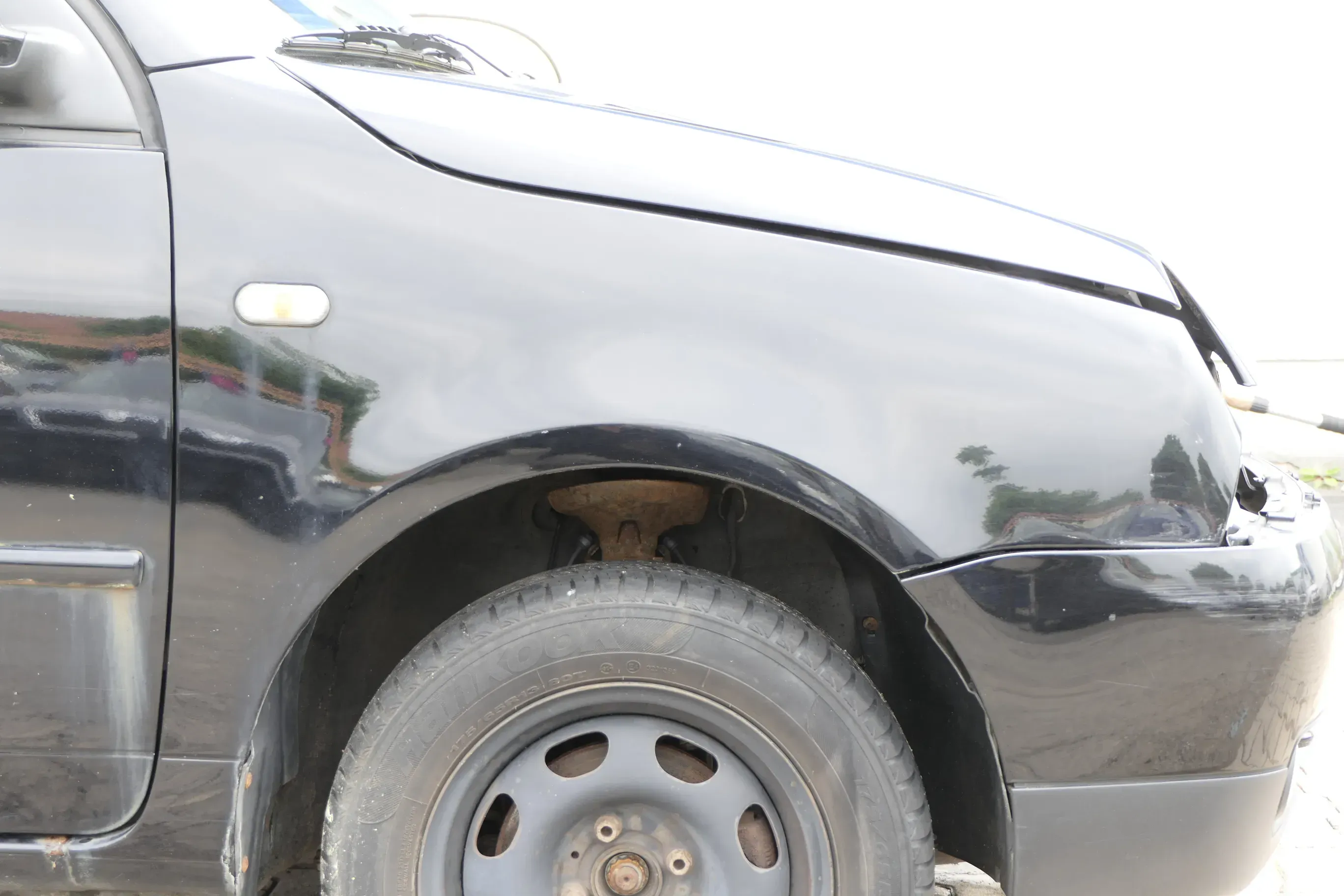 VW Lupo 6X Kotflügel vorne rechts schwarz L041 uni black - Bild 1