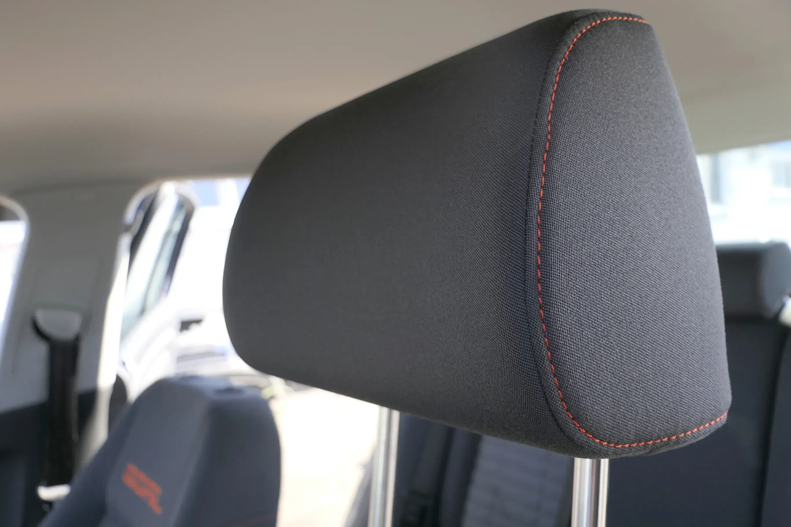 VW Golf 5 V Kopfstützen Kopfstütze vorne rechts oder links GOAL orangene Nähte - Bild 1