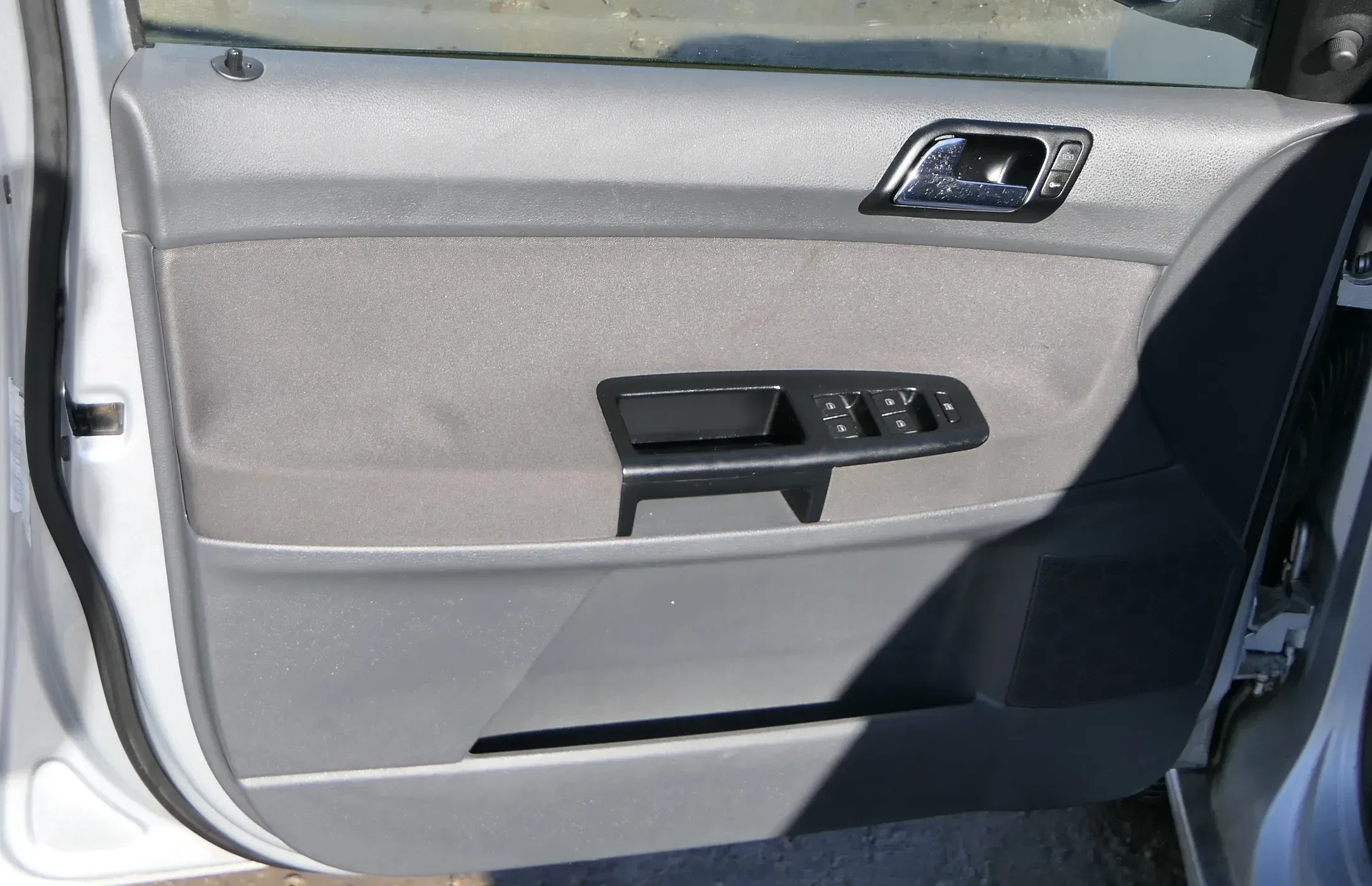 1x VW Polo 9N 9N3 Türverkleidung Verkleidung Tür vorne links  4/5-Türer dunkel - Bild 1
