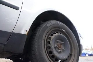 VW Passat 3B Kotflügel vorne rechts silber LB7Z grau - Rost - Bild 2