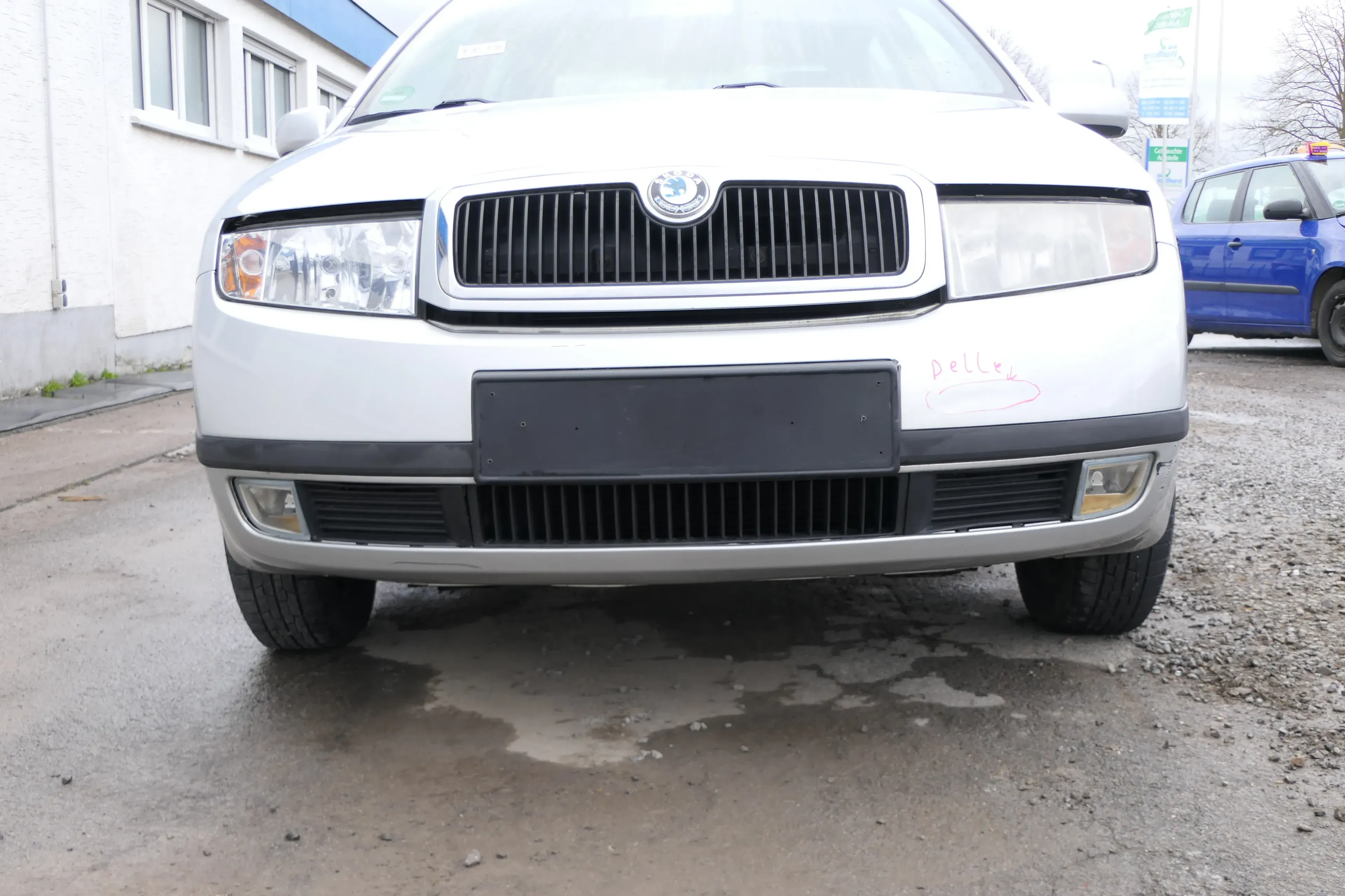 Skoda Fabia 6Y Stoßstange Stoßfänger vorne silber grau LF7T 2000-2004 - DELLE - Bild 1