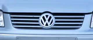 VW Bora Grill Kühlergrill VW Zeichen Logo blau LB5S - Bild 1
