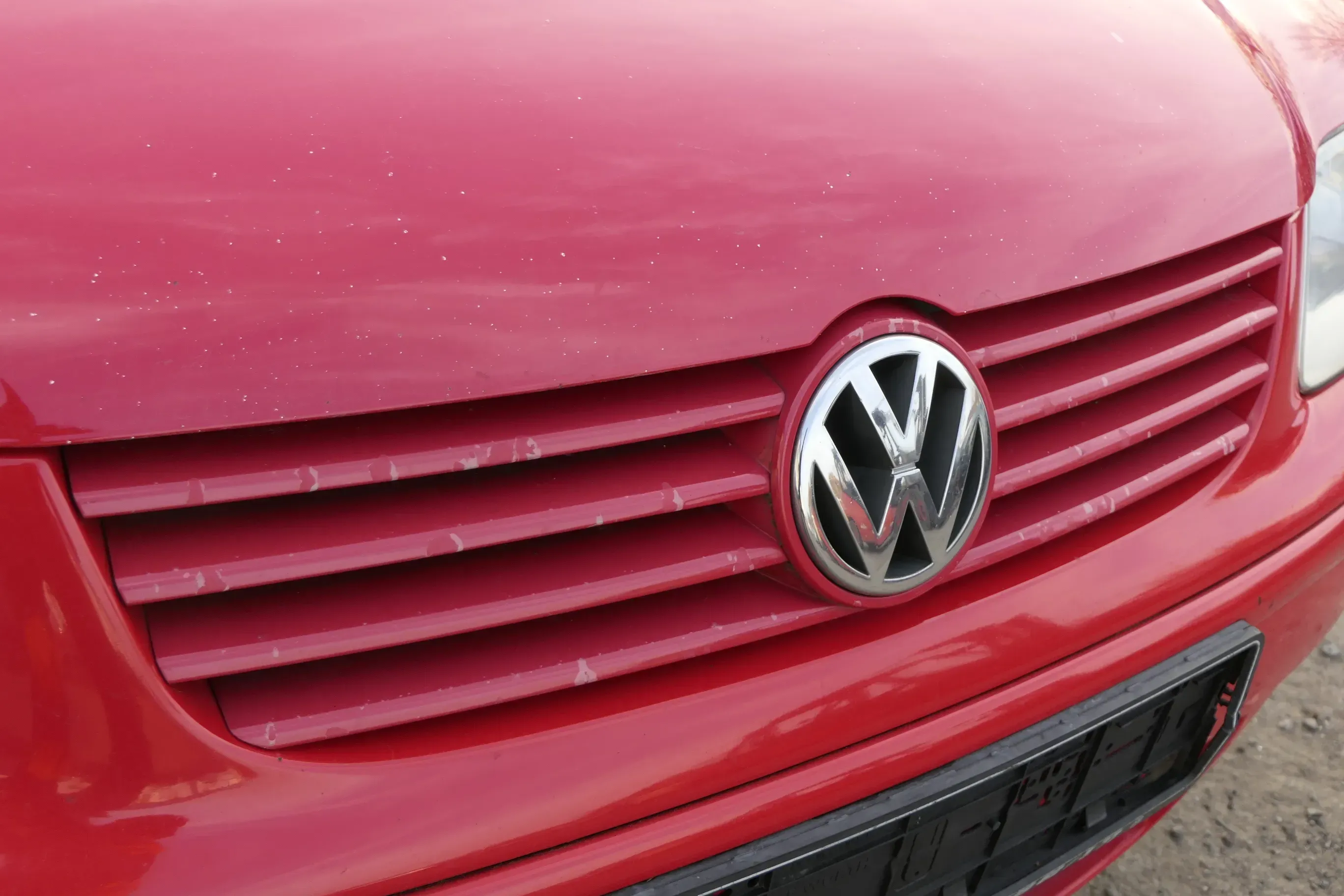 VW Polo 6N2 VW Zeichen Kühlergrill Grill rot LP3G flashrot - Bild 1