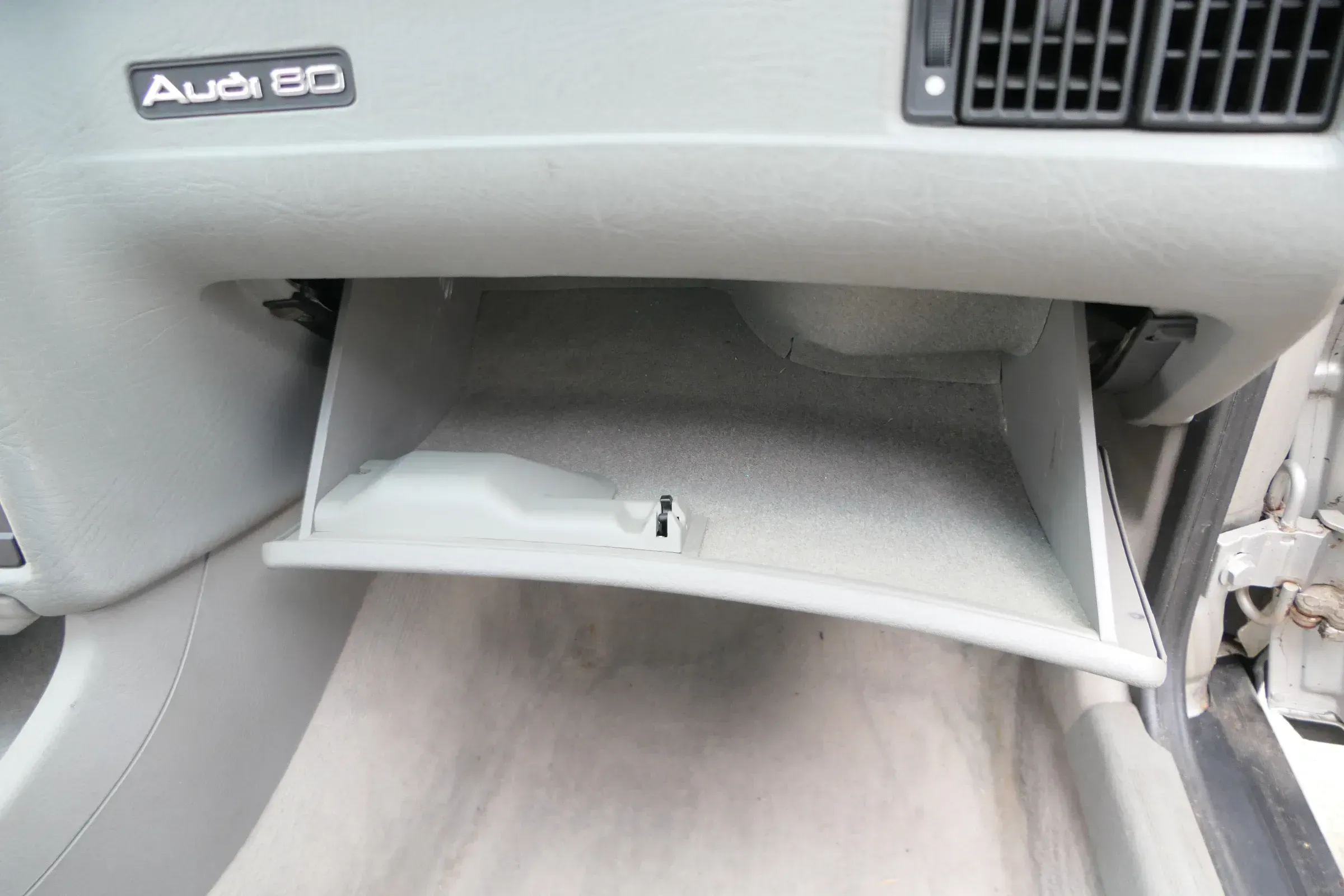Audi 80 Handschuhfach 8A1857035F grau Griff Öffner Abdeckung Fach Deckel - Bild 1