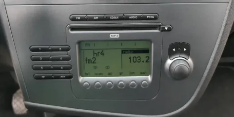 Seat Leon 1P Radio CD Player Original 1P1035186B N87 mit Code  leuchtsilber