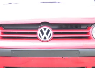VW Golf 4 Grill Kühlergrill VW Zeichen Logo rot LY3D - Bild 2