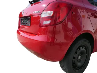 Fabia 5J Schrägheck Limousine Stoßstange hinten Heckstoßstange rot LF3K - Bild 2