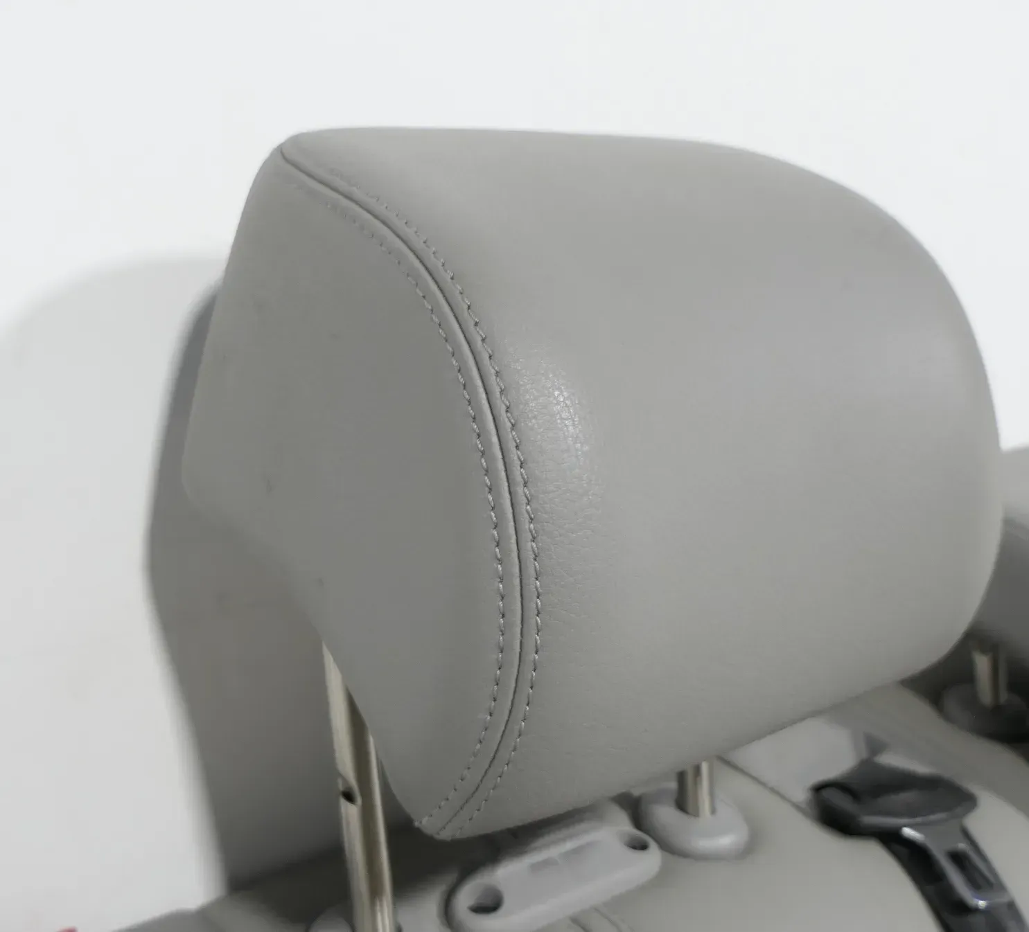 VW Passat 3C Kopfstütze Sitz Sitze hinten rechts oder links Leder grau - Bild 1