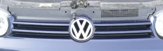 VW Golf 4 Grill Kühlergrill mit VW Zeichen Logo blau LC5H - Bild 5