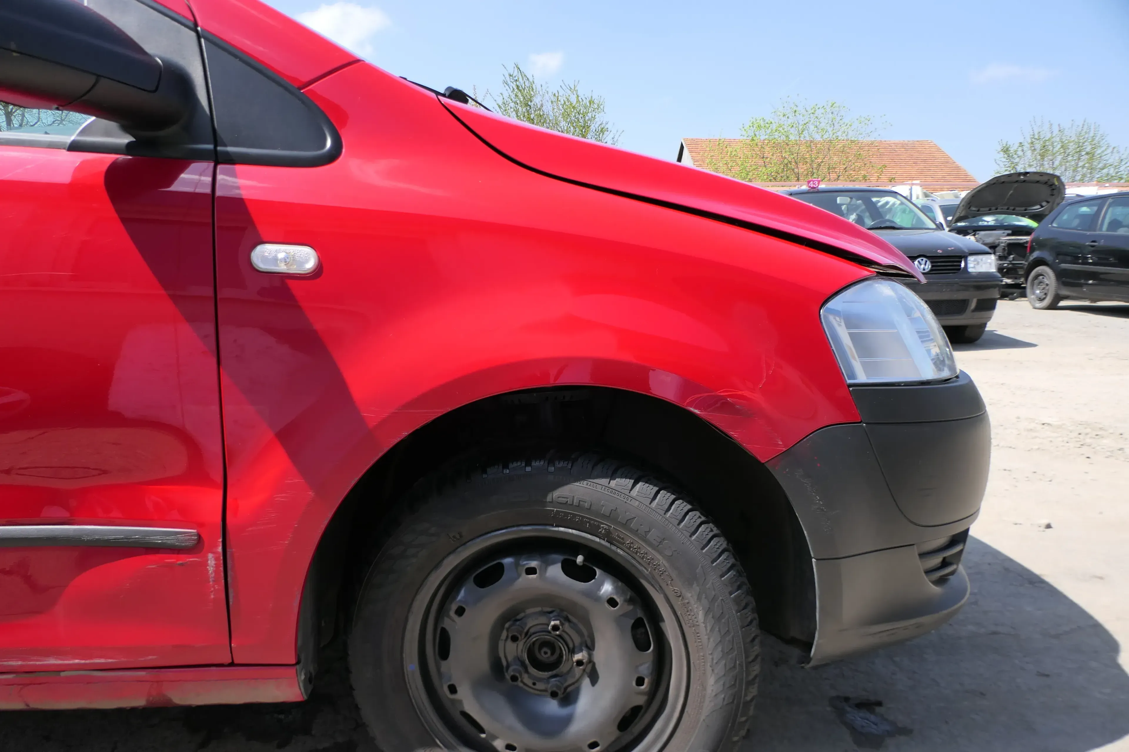 VW Fox 5Z Kotflügel vorne rechts rot LY3D - Delle - Bild 1
