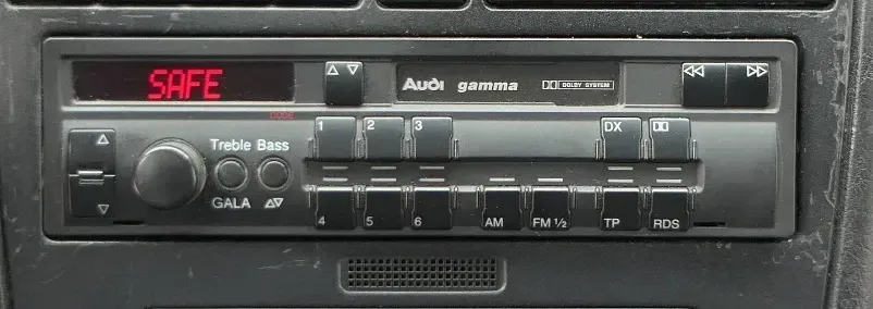 Audi A6 4B Radio Kassette Original gamma mit Code - Bild 1