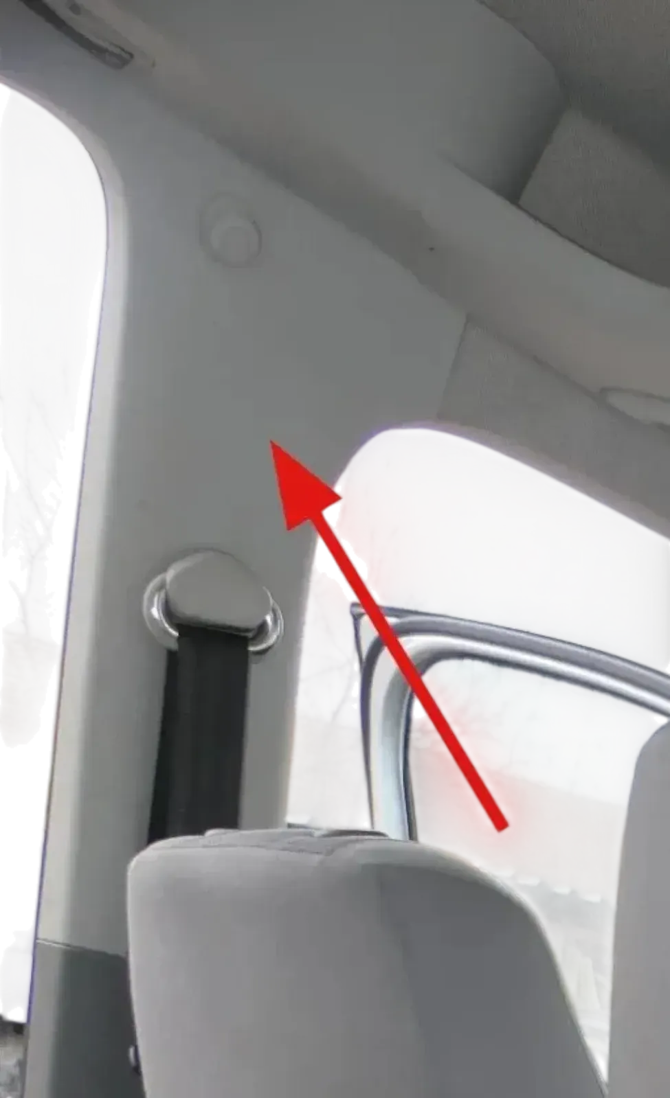 VW Caddy 2K B-Säulen Verkleidung vorne links grau Abdeckung für Gurt - Bild 1