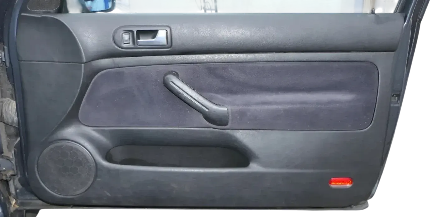VW Golf 4 2/3-Türer Türverkleidung Verkleidung Tür vorne rechts schwarz Griff - Bild 1