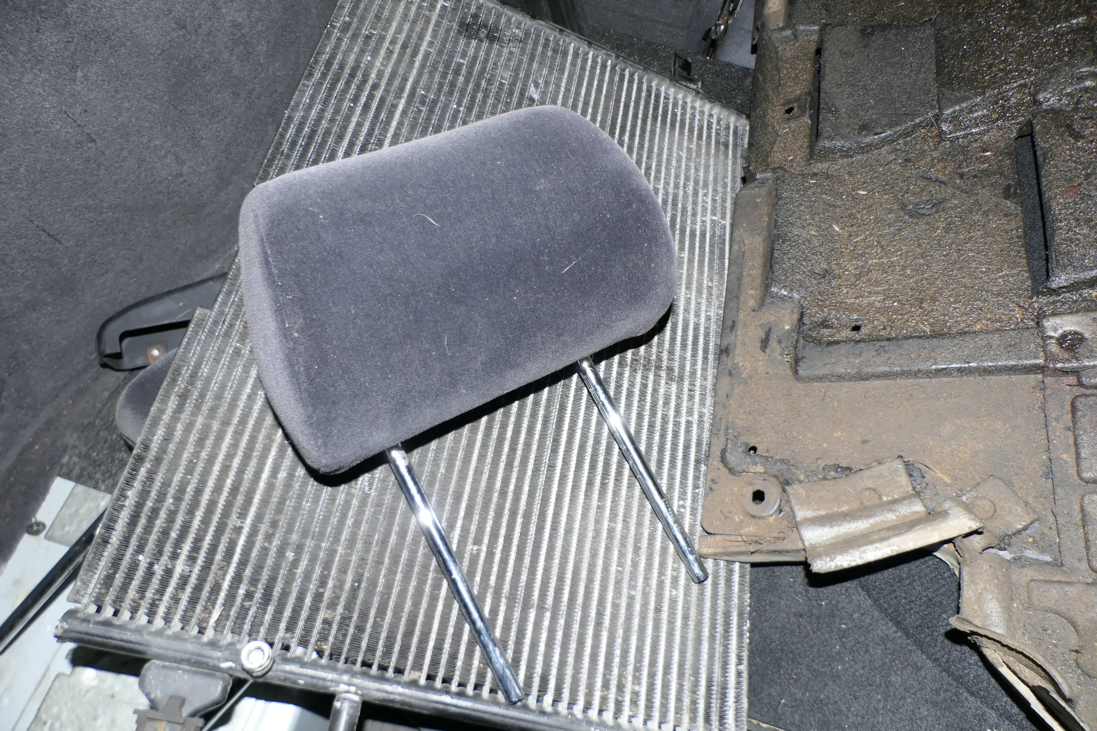 1x A4 B5 A6 4B Kopfstütze vorne vorn oder hinten onyx dunkel (eine Art Velour) - Bild 1