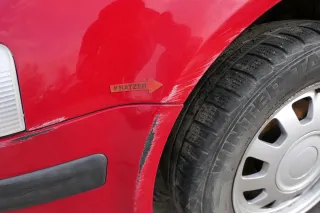 VW Passat 3B Kotflügel vorne links rot LY3D - Bild 4