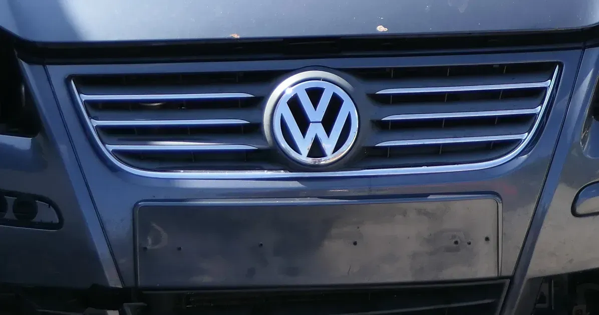 VW Polo 9N3 Grill Kühlergrill VW Zeichen Logo 6Q0853653F silber Chrom - Bild 1