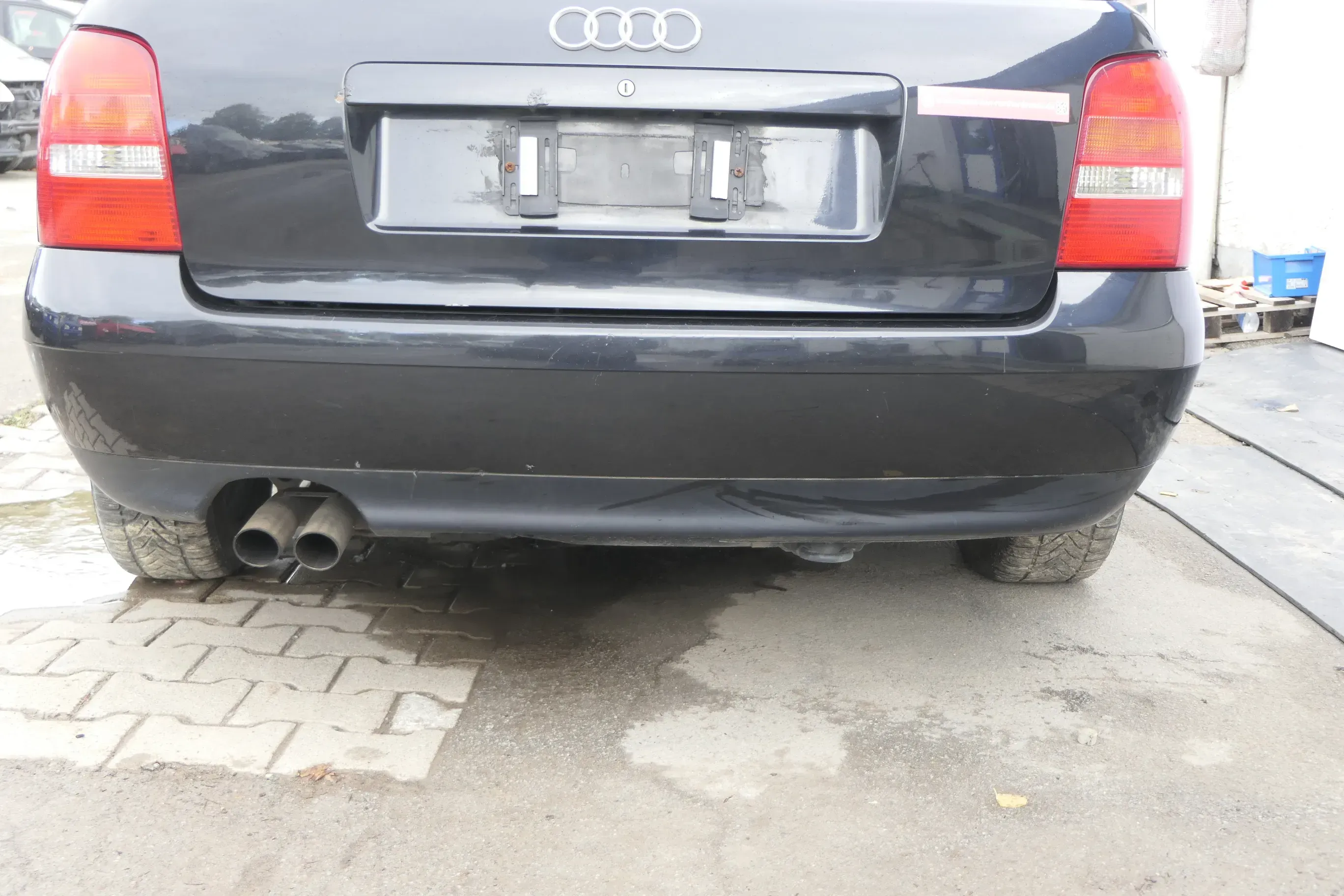 Audi A4 B5 Kombi Variant Stoßstange hinten Heckstoßstange schwarz LZ9W Facelift - Bild 1