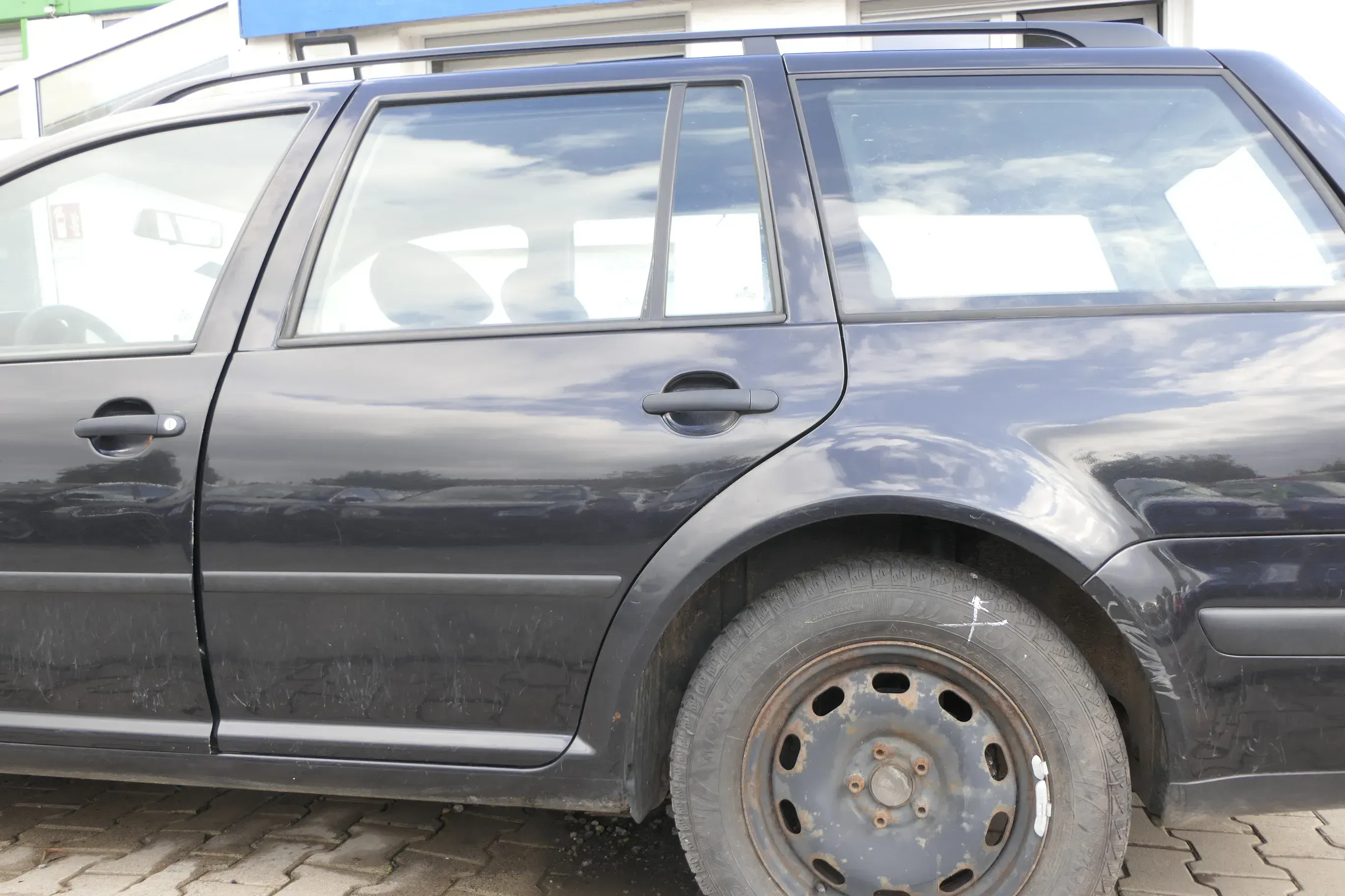 VW Golf 4 Bora Tür hinten links nur Kombi / Variant schwarz LC9Z - Bild 1