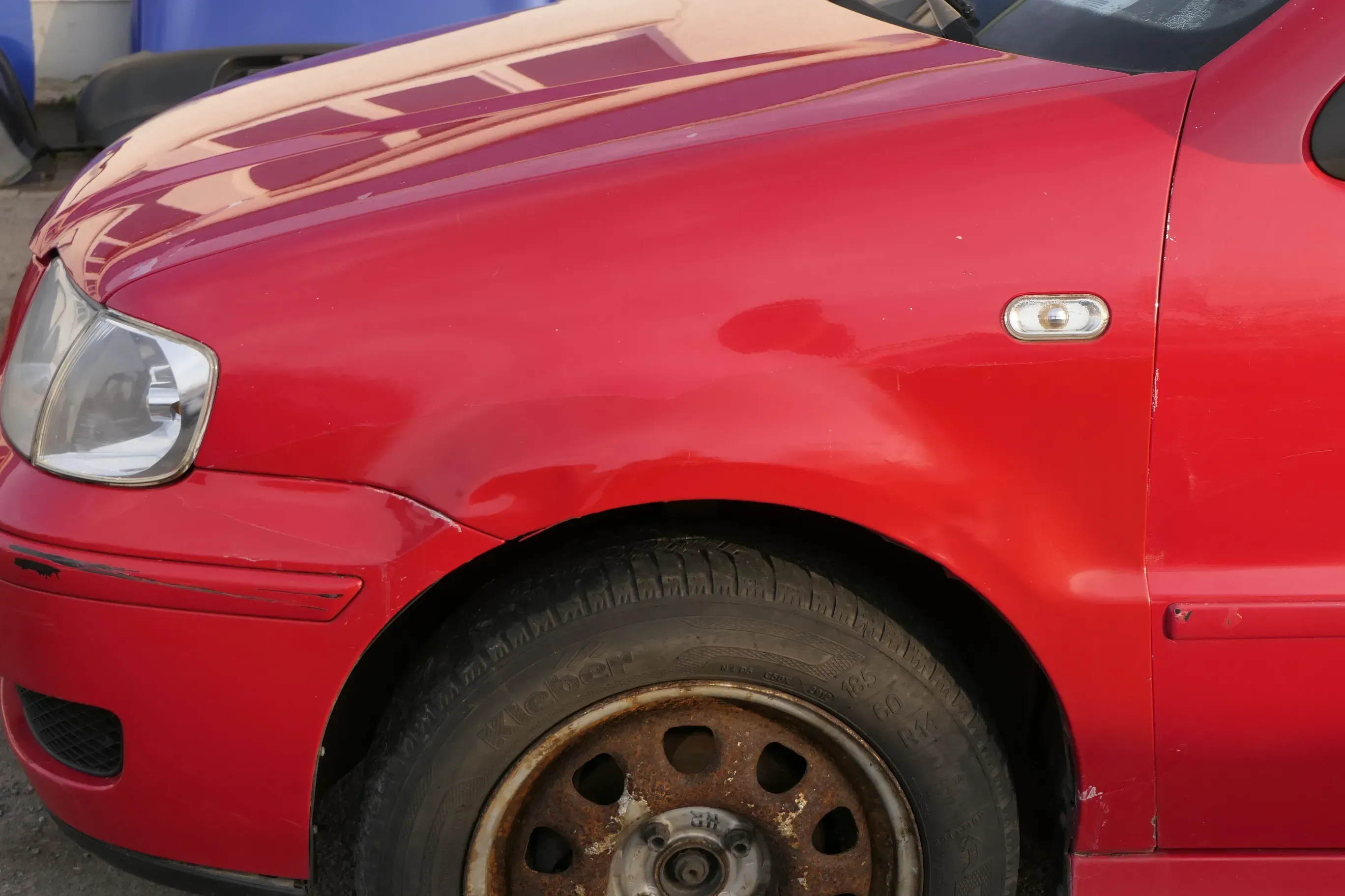 VW Polo 6N2 Kotflügel vorne links rot LP3G (bis auf den Schweller) - Bild 1