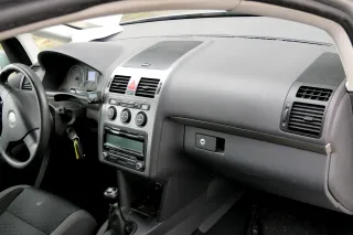 VW Touran Armaturenbrett schwarz OHNE Anbauteile - Bild 1